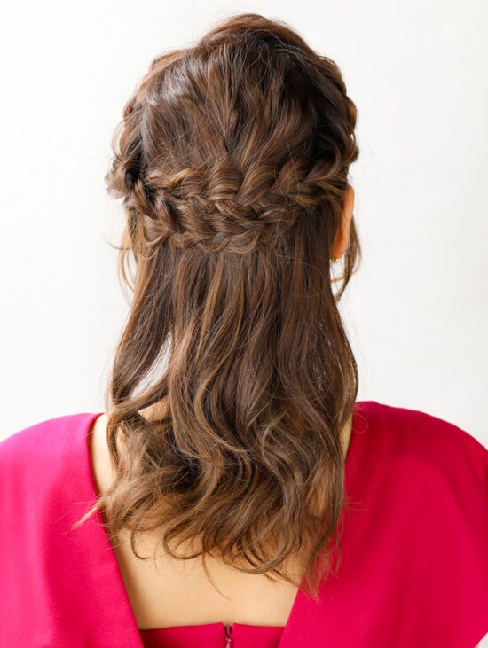 画像 7 15 編み込みのフェミニンアレンジ 大人仕様のカチューシャ 結婚式 パーティーヘアアレンジ All About