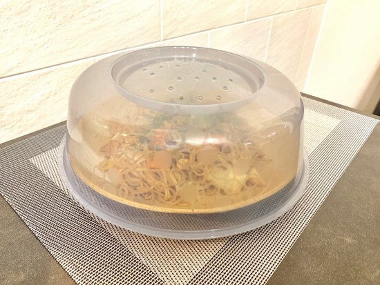 こんもり盛り付けた焼きそばもすっぽりカバーすることができる