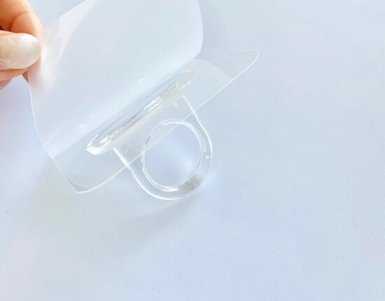 裏面のフィルムをはがして使用する