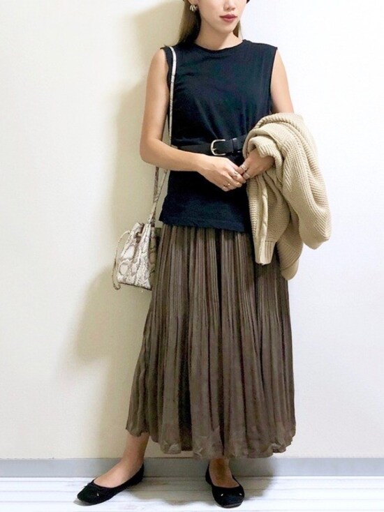 プチプラを選ぶとき、より高見えするダークカラーを選ぶのも手　出典：WEAR