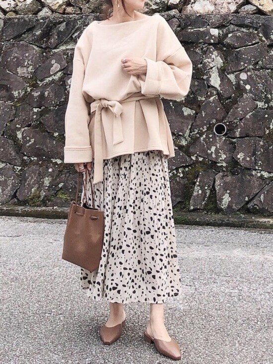 細かい柄のスカートなら大人っぽく着やすいのでおすすめ　出典：WEAR