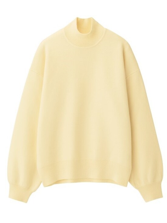 GU スウェットライクハイネックセーター 1990円（税抜）