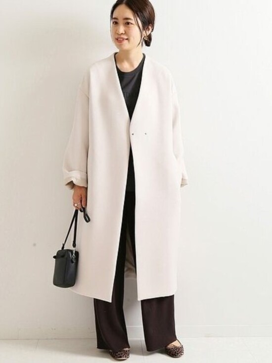 Vネックのノーカラーはより首元がすっきり見える効果が　出典：WEAR