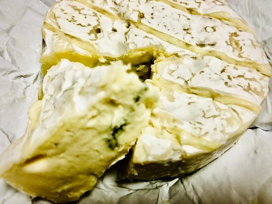 皮は薄め。カマンベール包まれたブルーチーズが程よい。アクセントに。