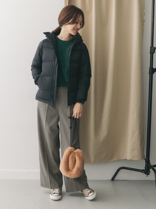 ワイドパンツにダウンを合わせる時は小物やヘアでコンパクトさを　出典：WEAR