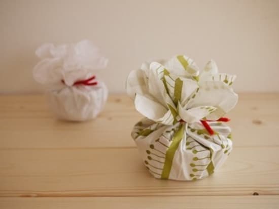 バレンタインラッピング手作り ペーパーナプキンのコロン飾り