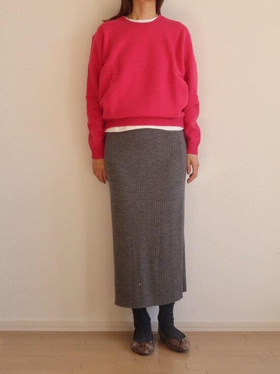 ふんわりしたラムウールに対してリブニットのスカートも相性よし