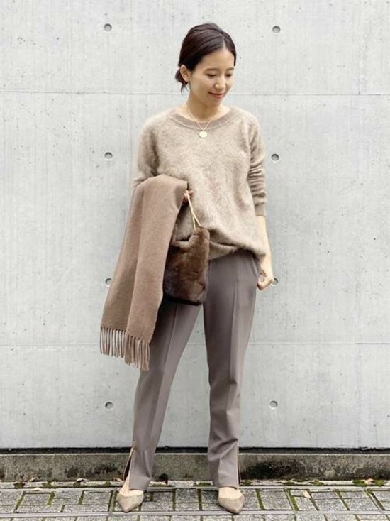 首の開いているニットやおしゃれなワントーンコーデの時こそ、インナーのはみ出しに注意を！　出典：WEAR