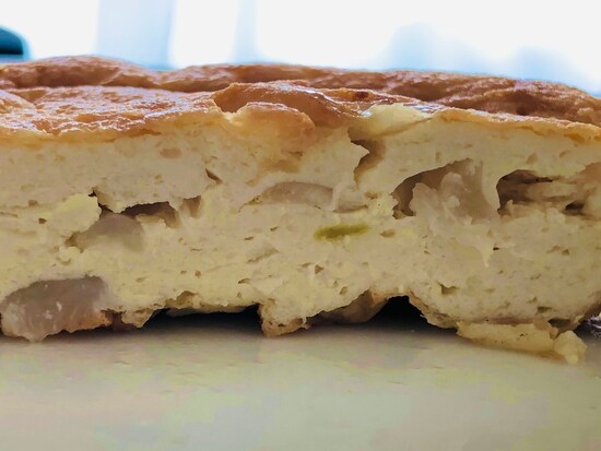 断面はこんな感じ。きめ細やかな生地にシンプルにたまねぎがごろり。