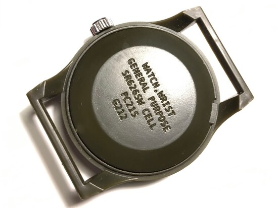 ダイソー500円ミリタリーウォッチ。2019。オリーブダイソー。ケース裏面