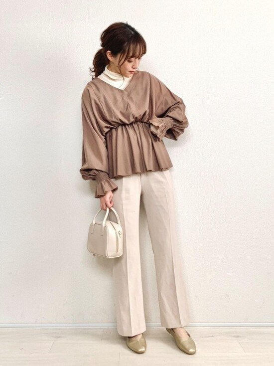 春夏ファッションにすんなり馴染む白系バッグはとにかく便利　出典：WEAR