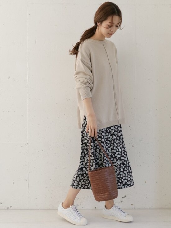 裾に揺れ感のある小花柄スカートなら冬～春の切り替え時にもぴったり　出典：WEAR