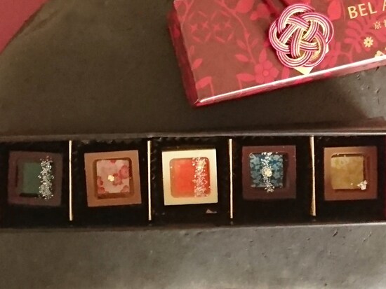 小さなショコラの升の中にジュレが光る「瑞穂のしずく」
