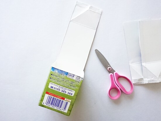 しかけ貯金箱の作り方手順、牛乳パックを一面のみ残し切る