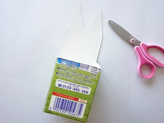 しかけ貯金箱の作り方手順、オオカミの耳の部分を切る