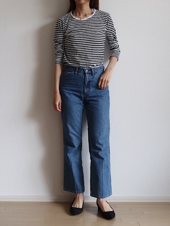 定番のデニムコーデも黒が引き締めてくれて、スタイルアップにも役立ちます