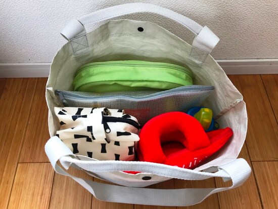 子どもグッズを詰めたトートバッグ