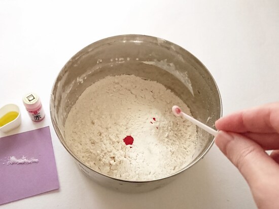 小麦粉粘土の作り方2……小麦粉の中に食紅・食用油・塩を