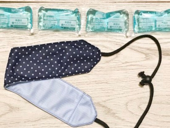 水で濡らして巻くと冷感度が増す素材でできている白元の「首もと氷ベルト」
