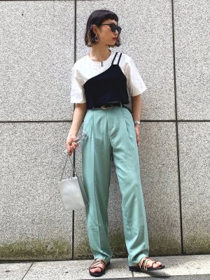 カラーパンツでビスケーグリーンを取り入れたコーディネート 出典:WEAR