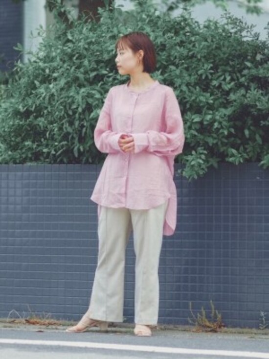ピンクの甘さを抑えたいときはパンツスタイルがおすすめ 出典:WEAR