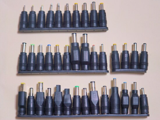 38種類の変換プラグが付属。各社のノートPCに接続出来る！