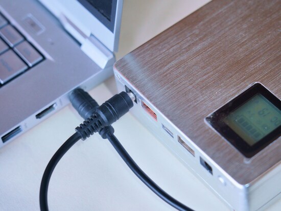 本体電源ONして使用電圧を設定し、純正電源ケーブルに代えてノートPCに差し込む