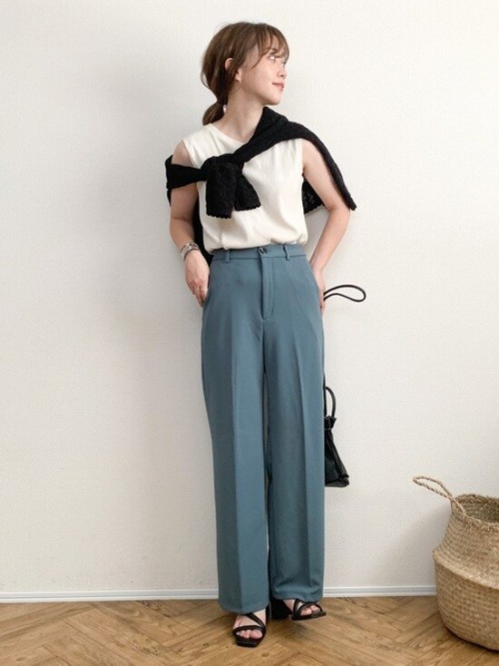 濃い目のくすみグリーンは秋まで使えてコスパも◎　出典：WEAR