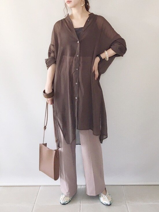 GUのシアーバンドカラーロングシャツは大人にぴったりの存在感　出典：WEAR