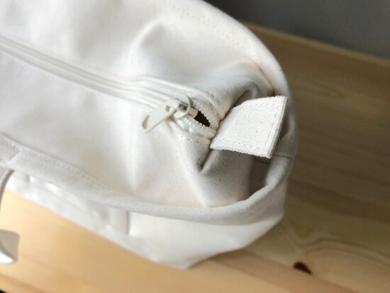 チャック部分を使いやすくするベロ