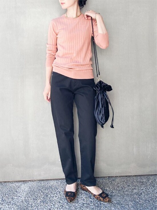 バックル付きのレオパード柄シューズはアクセントにぴったり　出典：WEAR