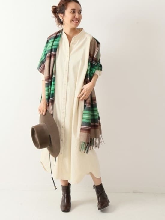ロング丈のシャツワンピースは一枚でも重ね着もできて万能！　出典：WEAR