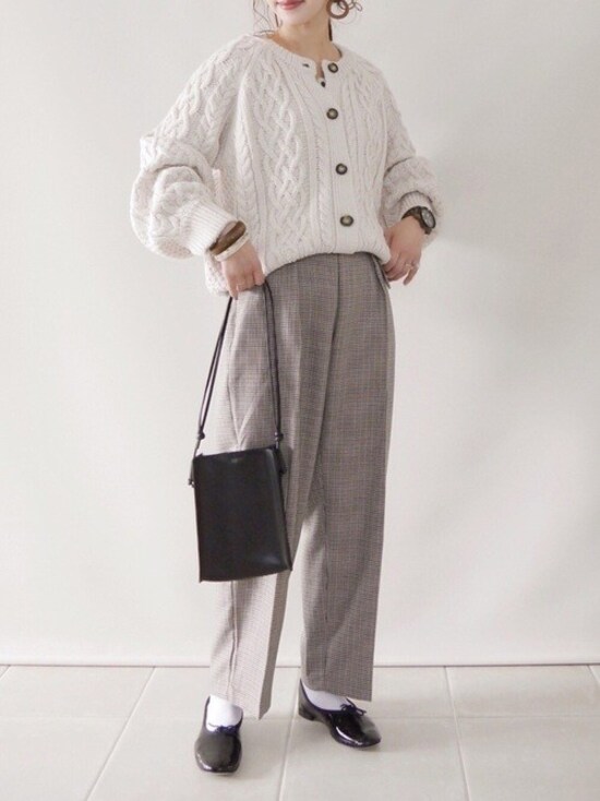 大人気のケーブルニットカーデにきちんと見えするチェックパンツをプラス　出典：WEAR