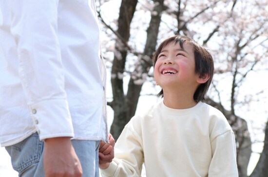 アドラー流子育て法は、真に子どもを伸ばすほめ方と、人と比較するような気持ちを植え付けるようなほめ方と混同することがないでしょう