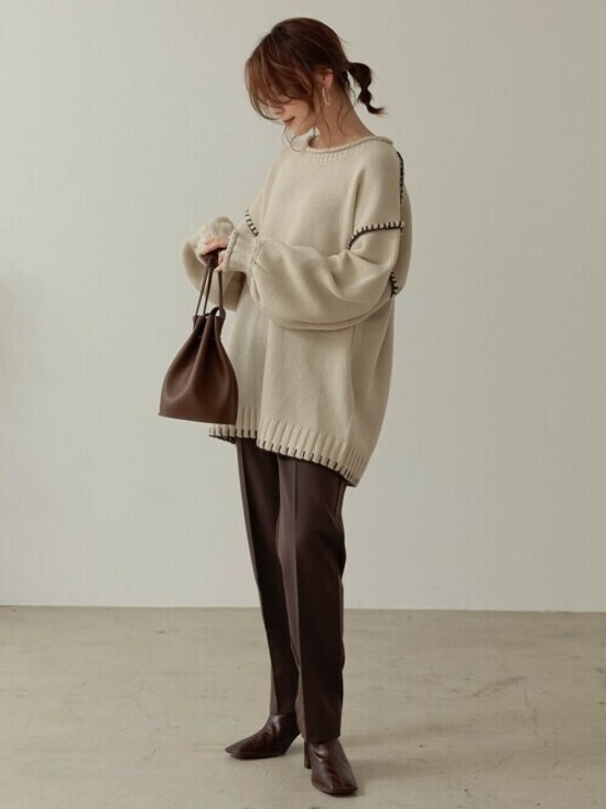 【OKコーデ】ステッチがおしゃれなほっこりニットはスマートにまとめるのが◎　出典：WEAR