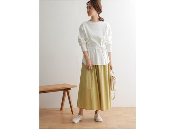 【OKコーデ】ウエストマークできるトップスがあるとスタイルアップ効果抜群です　出典：WEAR