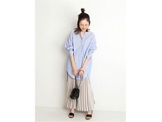 【OKコーデ】すっきり見えやすいシャツでさりげなくウエストゴムをカバーして　出典：WEAR