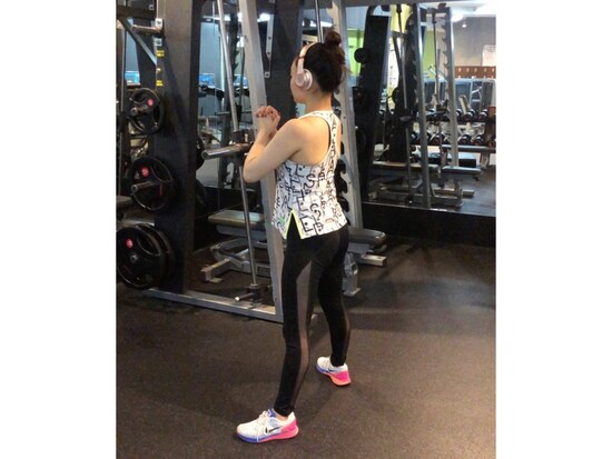 体幹を使って真っ直ぐに立ちます。