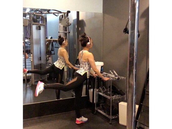 真っ直ぐ後ろに高く蹴り上げます。