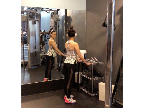 元の体勢に戻ったら再度蹴り上げます。