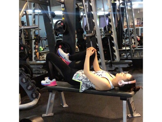 仰向けで片方の膝を両手で抱えます。