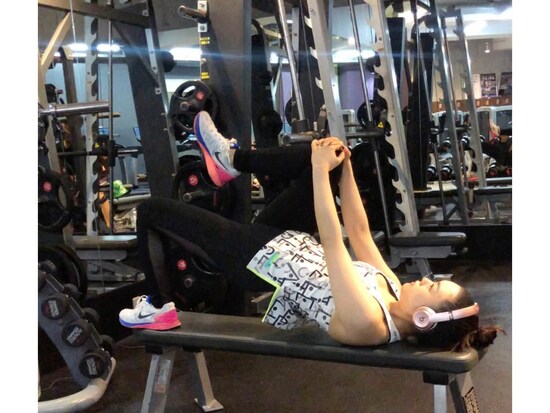 お尻をグッと持ち上げます。