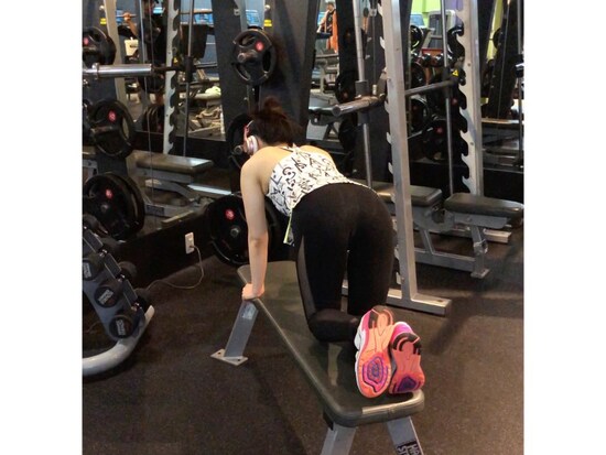 床に四つん這いの姿勢をセットします。