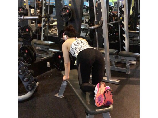 元の位置に戻したら再び足を横に持ち上げます。