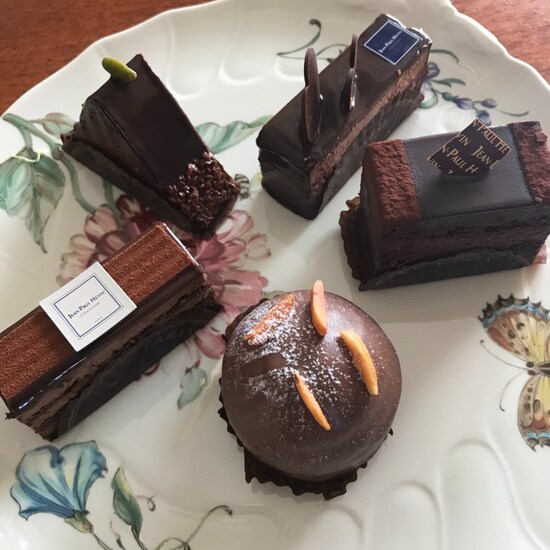 芸術品のように美しいチョコレートケーキ