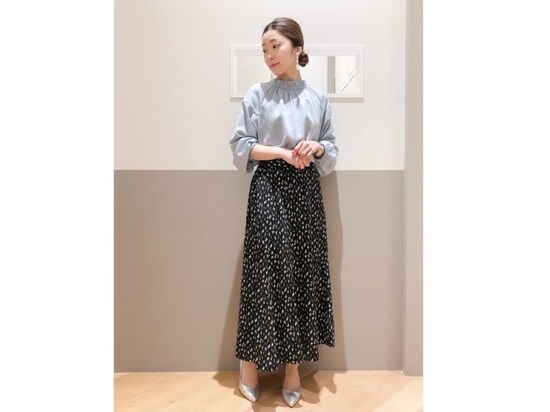 【OKコーデ】清潔感のあるブルーのブラウスやシルバーのシューズで爽やかに 出典:WEAR