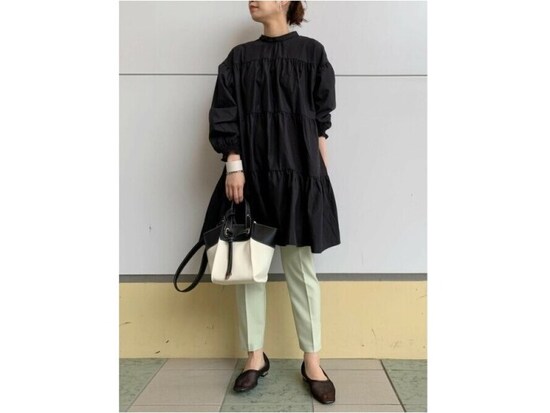 【OKコーデ】ティアードブラウスなどふんわり可愛いデザインも黒なら大人っぽく着られる 出典:WEAR