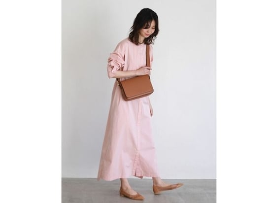 【OKコーデ】オールピンクでもラインのきれいなシャツワンピースなら大人コーデにフィット 出典:WEAR