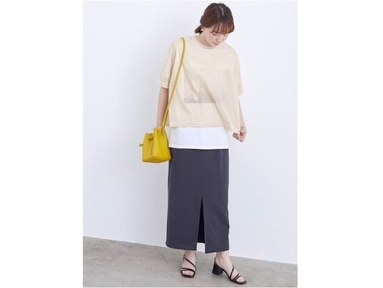 ゆったりしたサイズ感のカジュアルコーデには差し色のミニバッグも一押し　出典：WEAR