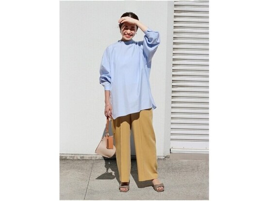 ふんわりしたデザインやオーバーサイズのブラウスにもミニバッグは相性抜群　出典：WEAR